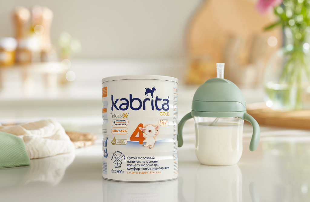 Kabrita 4 и детская чашка с молочным напитком